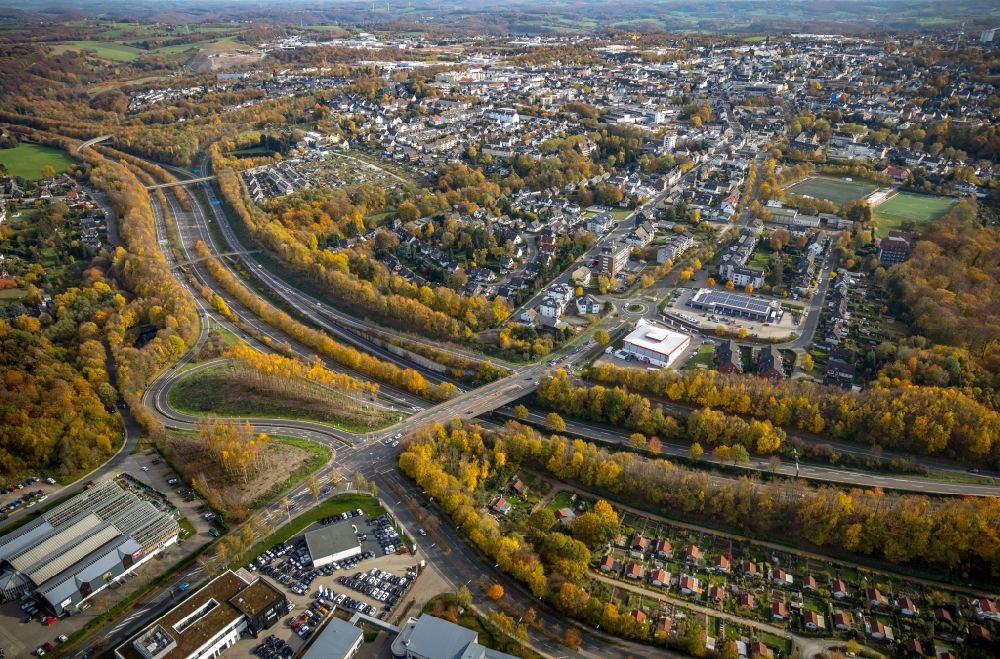 Velbert from the bird's eye view: Autumnal discolored vegetation view Routing and traffic lanes during the highway exit and access the motorway A 44 on triangel Velbert-Nord in Velbert in the state North Rhine-Westphalia, Germany