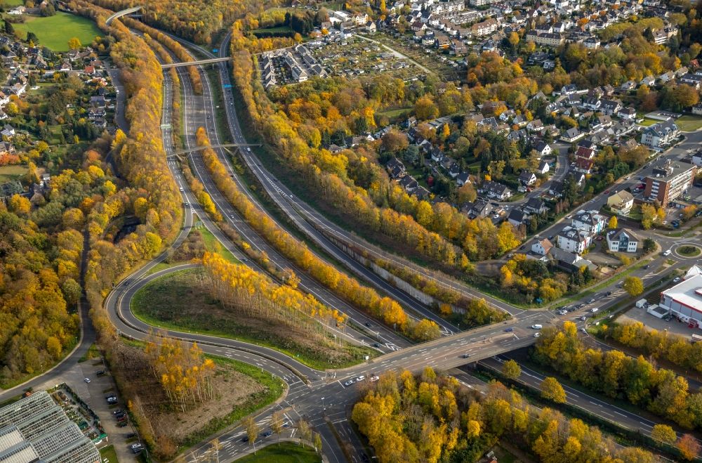 Aerial image Velbert - Autumnal discolored vegetation view Routing and traffic lanes during the highway exit and access the motorway A 44 on triangel Velbert-Nord in Velbert in the state North Rhine-Westphalia, Germany