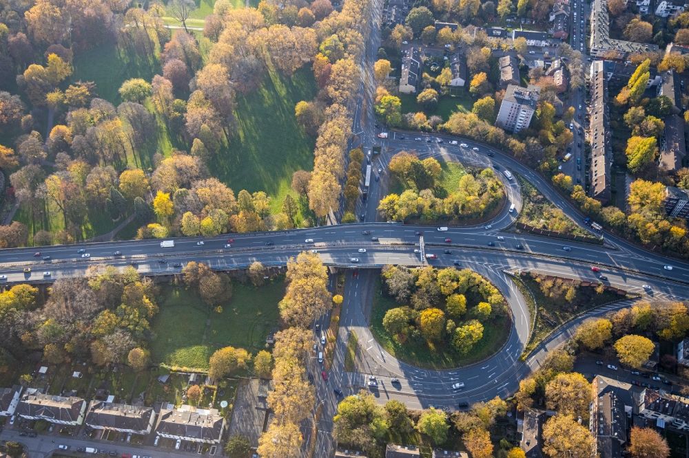 Aerial image Duisburg - Autumnal discolored vegetation view route and lanes in the course of the exit and access of the motorway junction of the BAB A59 in the district Mittelmeiderich in Duisburg in the state North Rhine-Westphalia, Germany
