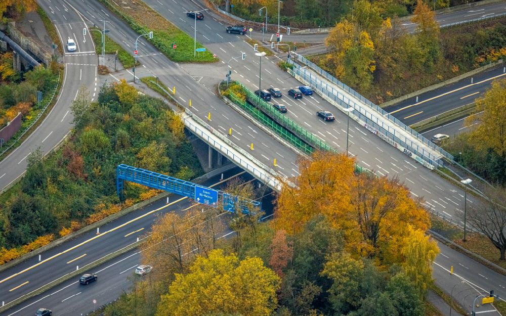 Bochum from above - Autumnal discolored vegetation view route and lanes in the course of the exit and access of the motorway junction of the BAB A448 on street Oviedo-Ring - Koenigsallee in the district Wiemelhausen in Bochum at Ruhrgebiet in the state North Rhine-Westphalia, Germany