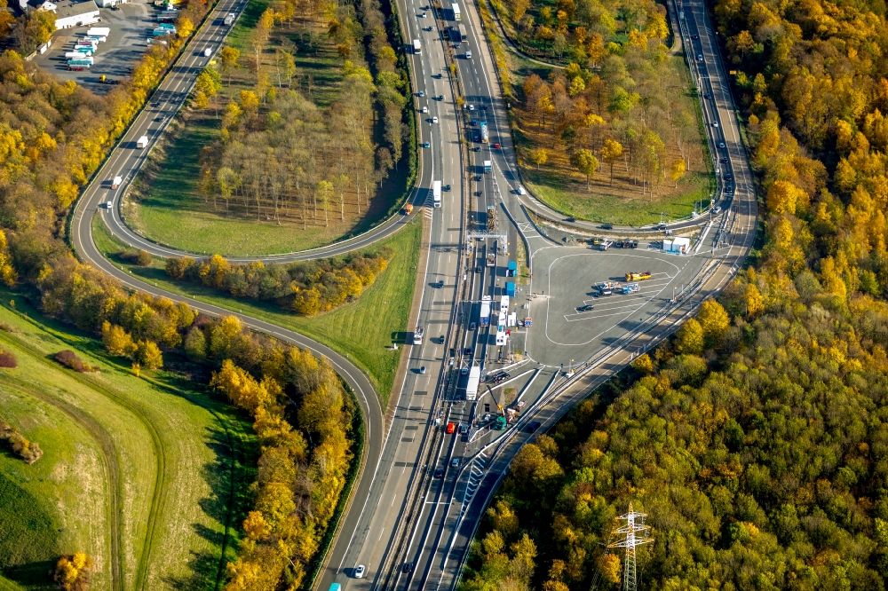 Duisburg from above - Autumnal discolored vegetation view Routing and traffic lanes during the highway exit and access the motorway A 40 auf die Duisburger Strasse in Duisburg in the state North Rhine-Westphalia, Germany