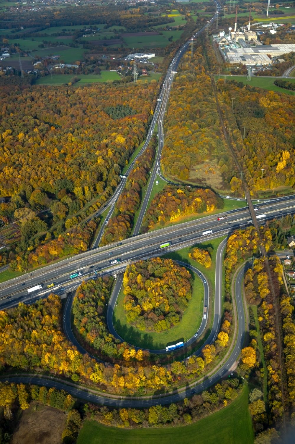 Aerial photograph Bottrop - Autumnal discolored vegetation view of highway triangle the federal motorway A 2 - A31 in Bottrop in the state North Rhine-Westphalia, Germany