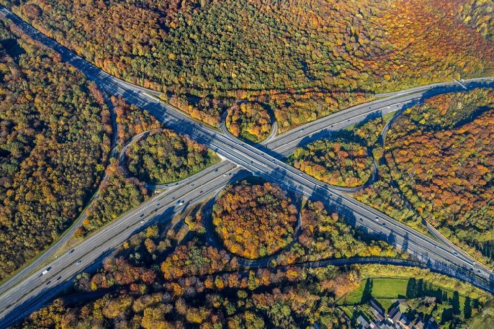 Aerial photograph Oberhausen - Autumnal discolored vegetation view Motorway interchange departure of the AD of the autobahn A2, A3, E34 and the federal highway B516 in the district the Sterkrade north in Upper House in the federal state North Rhine-Westphalia