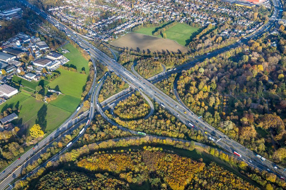 Duisburg from the bird's eye view: Autumnal discolored vegetation view Traffic flow at the intersection- motorway A 3 - A42 Oberhausen-West in Duisburg at Ruhrgebiet in the state North Rhine-Westphalia, Germany