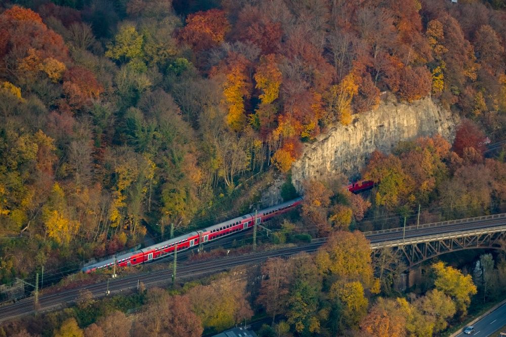 Aerial photograph Witten - Autumnal discolored vegetation view railway bridge building to route the train tracks in Witten in the state North Rhine-Westphalia, Germany