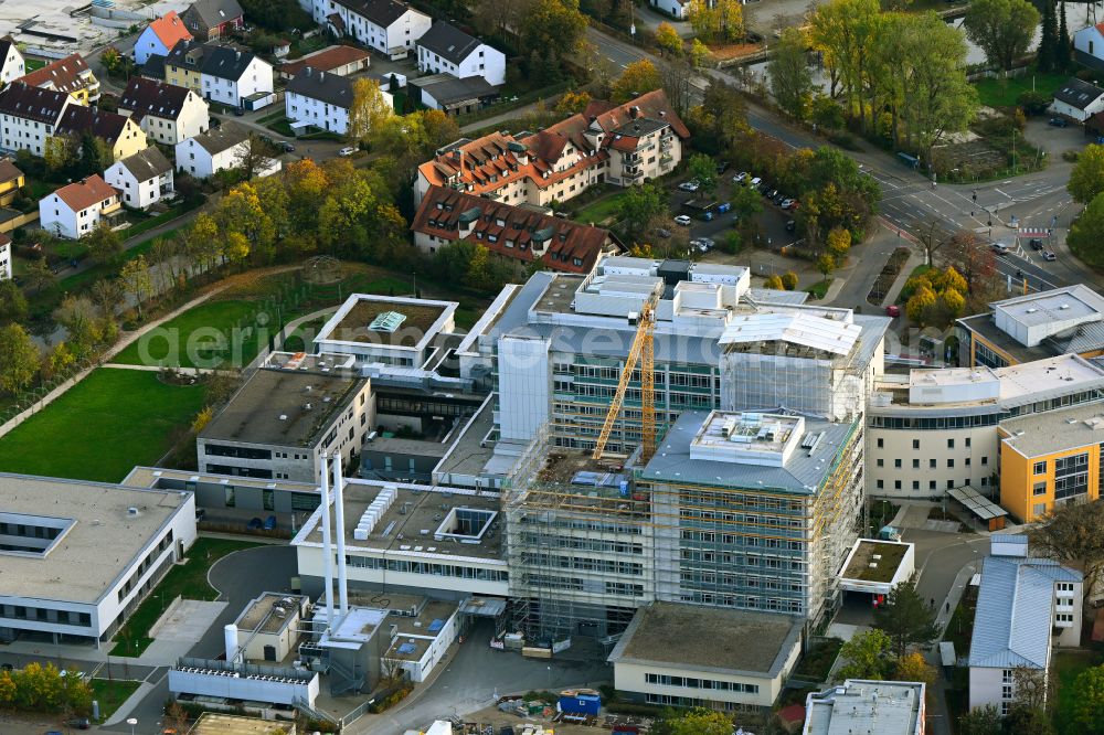 Neumarkt in der Oberpfalz from the bird's eye view: Autumnal discolored vegetation view construction site for a new extension to the hospital grounds Klinikum Neumarkt i.d.OPf in Neumarkt in der Oberpfalz in the state Bavaria, Germany