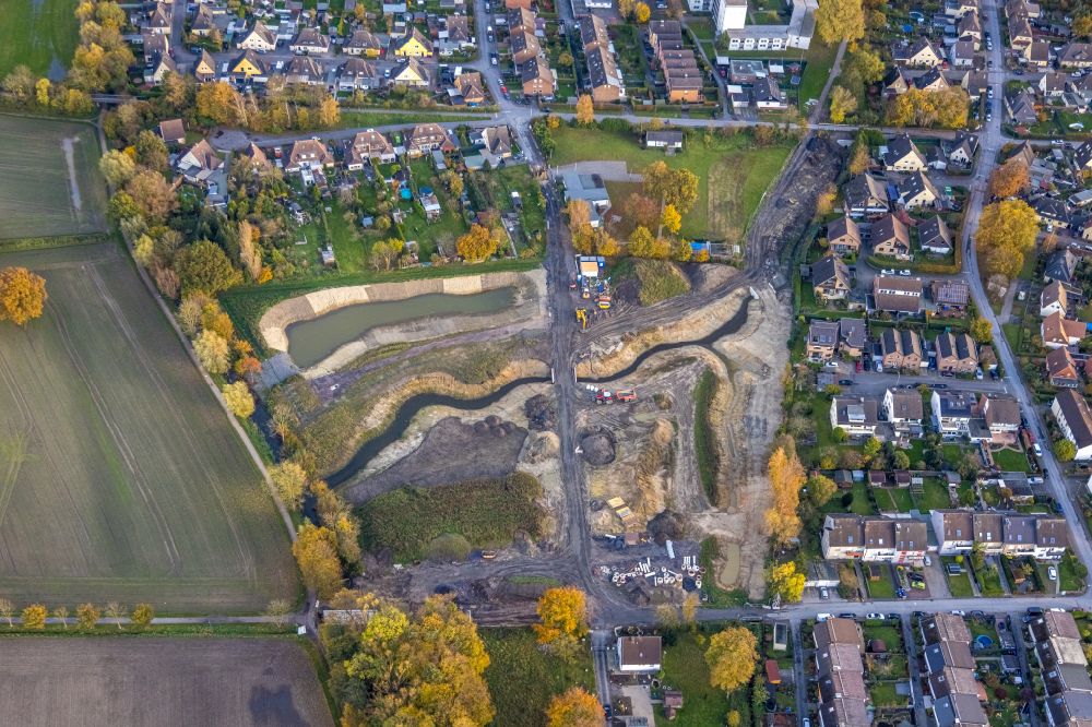 Aerial photograph Hamm - Autumnal discolored vegetation view construction site with development works and embankments works on street Mennenkamp in the district Norddinker in Hamm at Ruhrgebiet in the state North Rhine-Westphalia, Germany