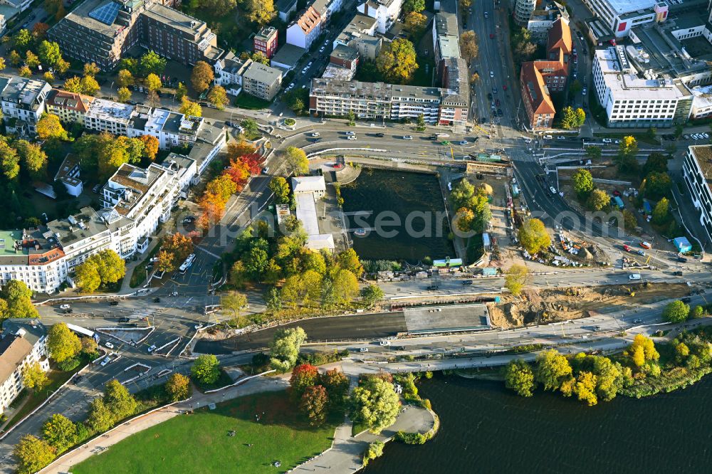 Hamburg from the bird's eye view: Autumnal discolored vegetation view construction site for the new construction of the bridge structure on the Hohenfelder Bay at the Sechslingspforte - Barcastrasse - Schwanenwik in the district of Hohenfelde in Hamburg, Germany