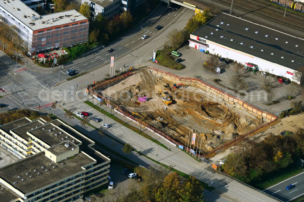 Regensburg from the bird's eye view: Autumnal discolored vegetation view construction site for the new building of an Office building - Ensemble on street Kirchmeierstrasse in the district Kumpfmuehl-Ziegetsdorf-Neupruell in Regensburg in the state Bavaria, Germany