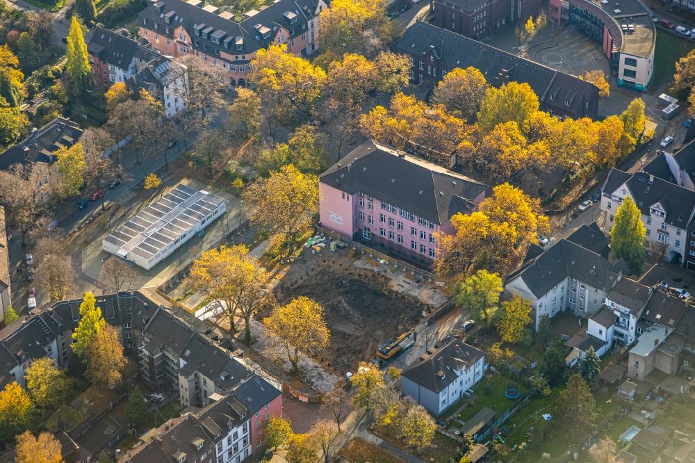 Aerial photograph Duisburg - Autumnal discolored vegetation view construction site for the new building on the campus at Gillhausenstrasse - Gertrudenstrasse in the district Marxloh in Duisburg in the state North Rhine-Westphalia, Germany