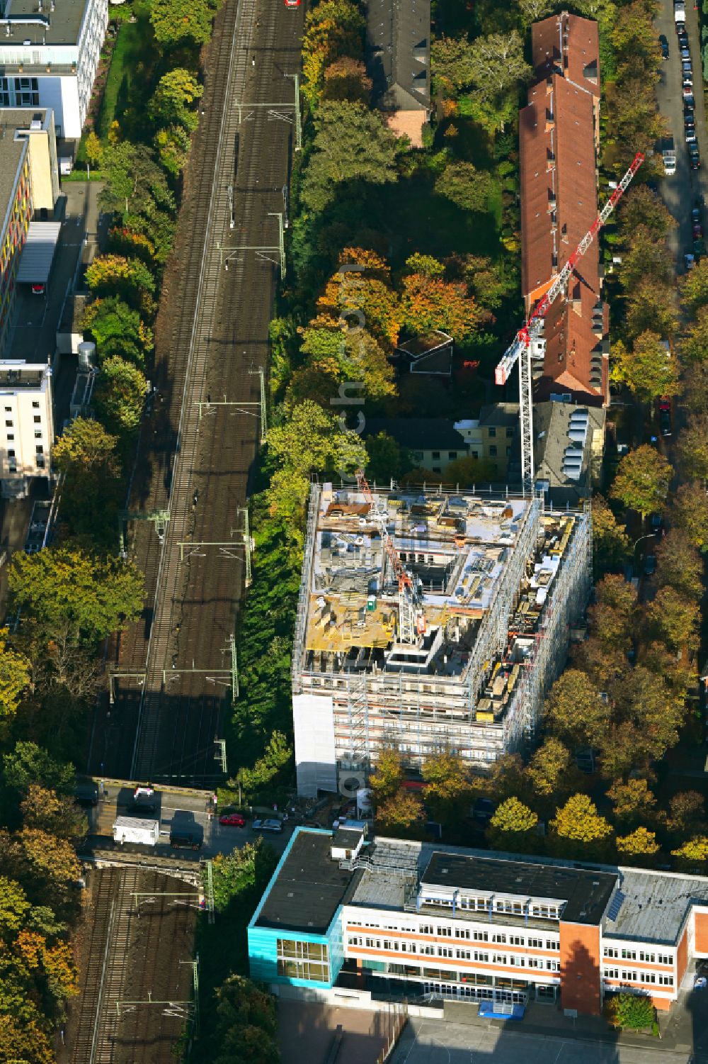 Hamburg from the bird's eye view: Autumnal discolored vegetation view Construction site for the new construction of a health center and medical center specialist center at the Marien Hospital Hamburg on Hinrichsenstrasse in the district Hohenfelde in Hamburg, Germany