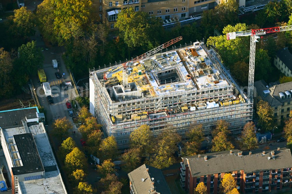 Hamburg from above - Autumnal discolored vegetation view Construction site for the new construction of a health center and medical center specialist center at the Marien Hospital Hamburg on Hinrichsenstrasse in the district Hohenfelde in Hamburg, Germany