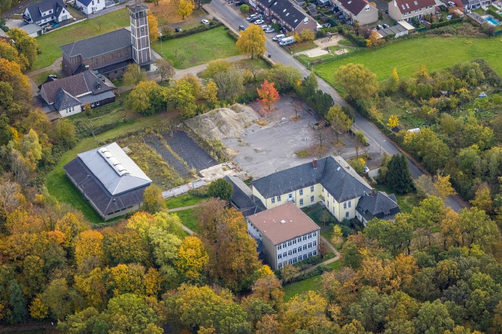 Bergkamen from the bird's eye view: Autumnal discolored vegetation view new construction site of the school building of Jahnschule on the former premises of the Burgschule in the district Oberaden in Bergkamen at Ruhrgebiet in the state North Rhine-Westphalia, Germany