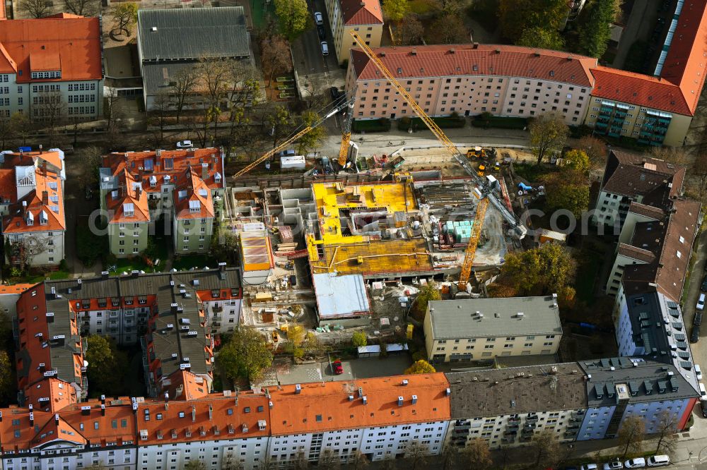 München from above - Autumnal discolored vegetation view new construction site of the school building Realschule and Haus fuer Kinder on street Reutberger Strasse in the district Sendling in Munich in the state Bavaria, Germany