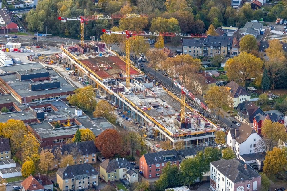 Bochum from the bird's eye view: Autumnal discolored vegetation view new construction site of the school building Schulzentrum Gerthe on street Heinrichstrasse in the district Hiltrop in Bochum at Ruhrgebiet in the state North Rhine-Westphalia, Germany