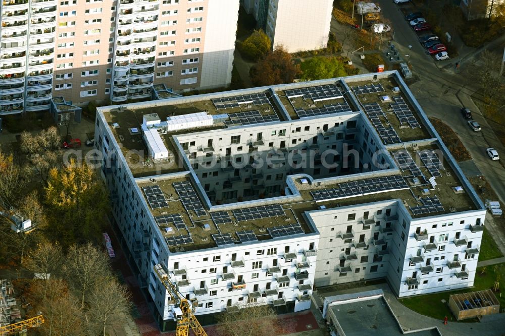 Aerial photograph Berlin - Autumnal discolored vegetation view construction site for the new residential and commercial building on Muehlengrund between Ruedickenstrasse, Rotkonp and Matenzeile in the district Hohenschoenhausen in Berlin, Germany