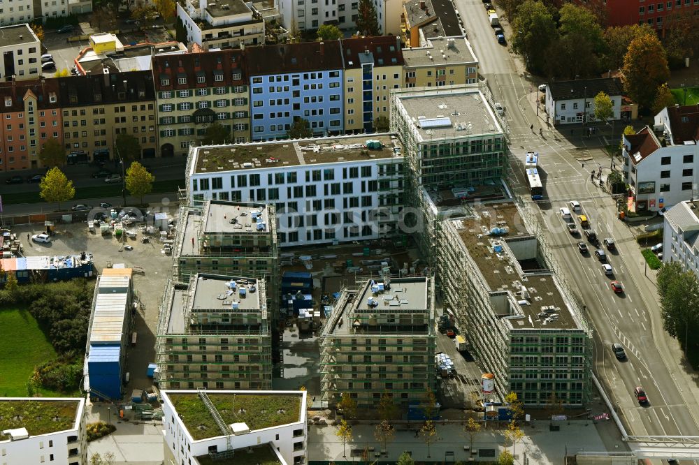 München from above - Autumnal discolored vegetation view construction site for the new residential and commercial building des Paseo Carre on Landsberger Strasse - Offenbachstrasse in the district Pasing-Obermenzing in Munich in the state Bavaria, Germany