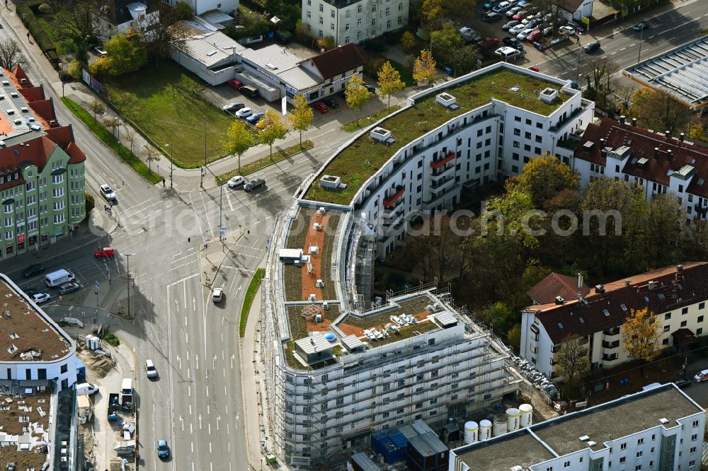 München from above - Autumnal discolored vegetation view construction site for the multi-family residential building Scapinellistrasse corner Lortinger Strasse in the district Pasing-Obermenzing in Munich in the state Bavaria, Germany