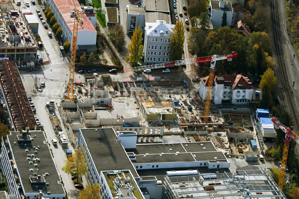 München from the bird's eye view: Autumnal discolored vegetation view construction site for the multi-family residential building on Floessergasse - Steinerstrasse in the district Sendling in Munich in the state Bavaria, Germany