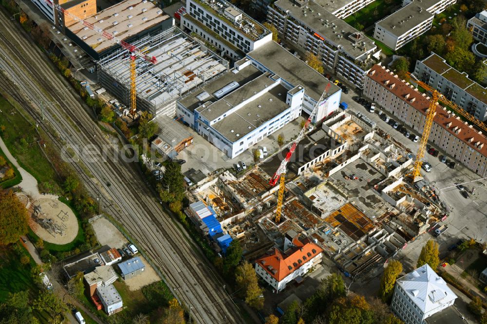 Aerial image München - Autumnal discolored vegetation view construction site for the multi-family residential building on Floessergasse - Steinerstrasse in the district Sendling in Munich in the state Bavaria, Germany