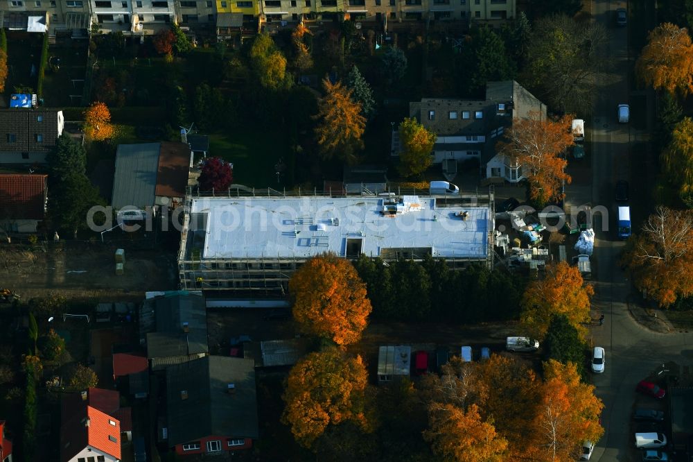 Aerial image Berlin - Autumnal discolored vegetation view of new construction site for the construction of a kindergarten building and Nursery school on Dirschauer Strasse in the district Mahlsdorf in Berlin, Germany