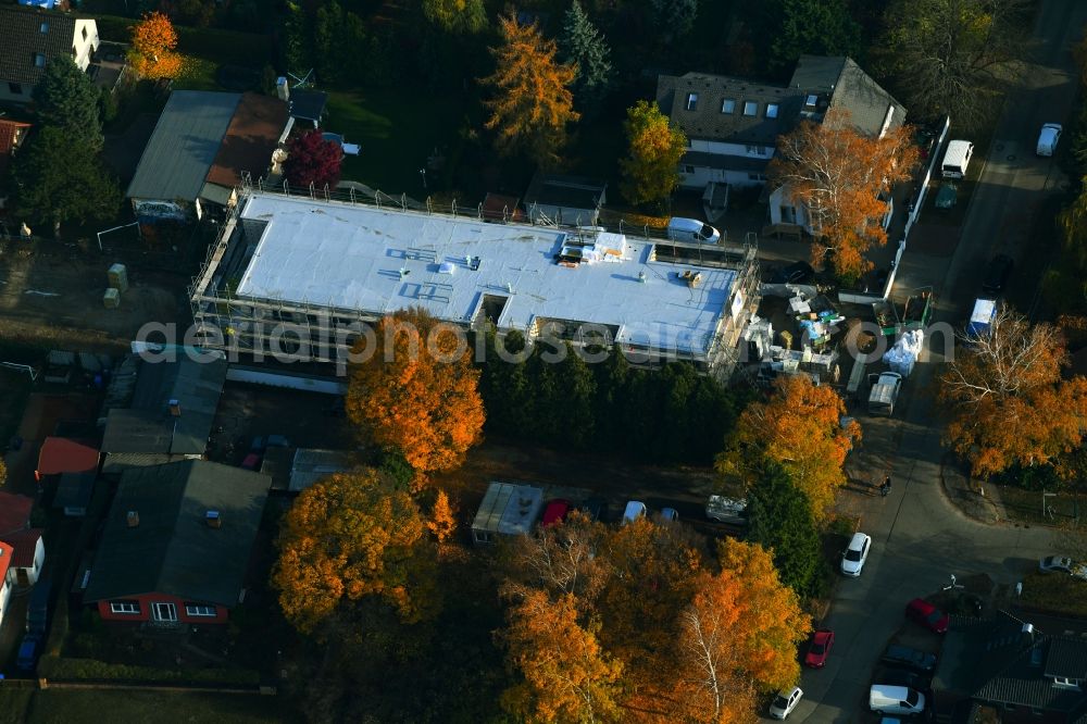 Aerial photograph Berlin - Autumnal discolored vegetation view of new construction site for the construction of a kindergarten building and Nursery school on Dirschauer Strasse in the district Mahlsdorf in Berlin, Germany