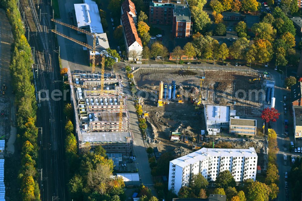 Hamburg from above - Autumnal discolored vegetation view construction site for City Quarters Building on Billhorner Kanalstrasse in the district Rothenburgsort in Hamburg, Germany