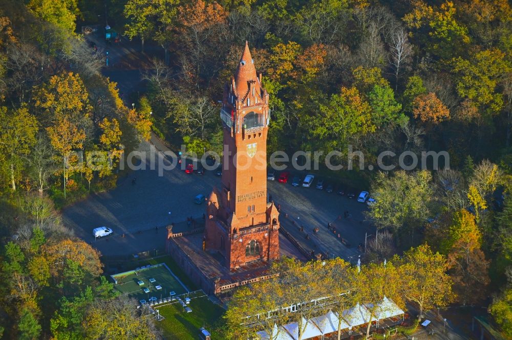 Berlin from the bird's eye view: Autumnal discolored vegetation view structure of the observation tower Grunewaldturm on mount Karlsberg in the district Grunewald in Berlin, Germany
