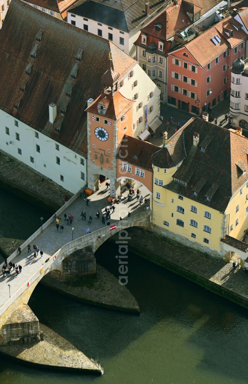 Regensburg from the bird's eye view: Autumn discolored vegetation view historical sight Brueckturm on the Steinerne Brucke over the Danube in the district Innenstadt in Regensburg in the state Bavaria, Germany