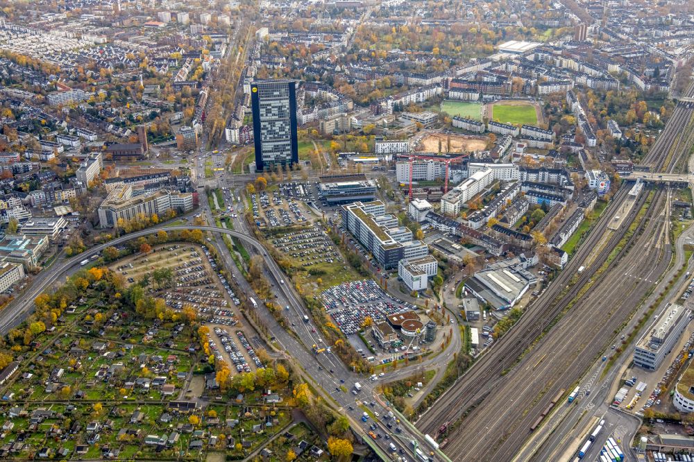 Aerial photograph Düsseldorf - Autumnal discolored vegetation view office and corporate administration high-rise building ARAG-Tower on Moersenbroicher Ei in the district Dusseltal in Dusseldorf in the Ruhr area in the state North Rhine-Westphalia, Germany