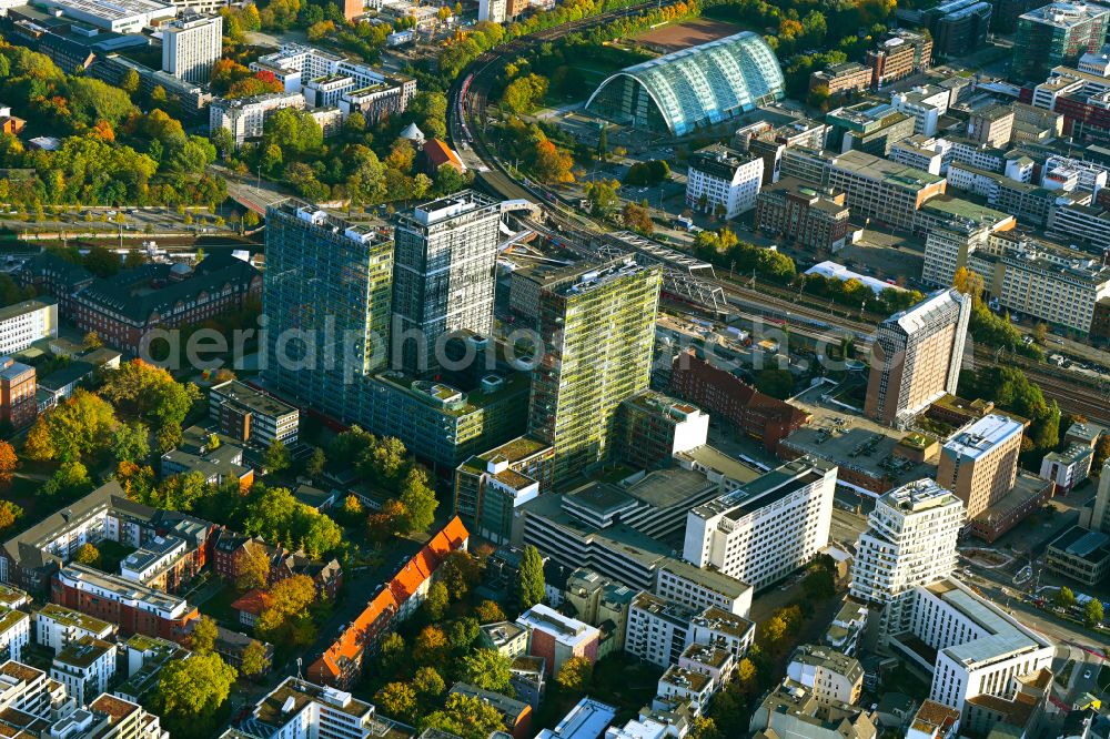 Hamburg from the bird's eye view: Autumnal discolored vegetation view office and corporate management high-rise building between Kolbergstrasse and Beim Strohhause in the district Sankt Georg in Hamburg, Germany