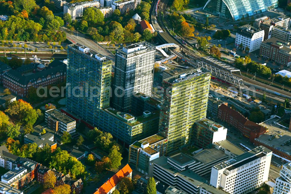 Aerial image Hamburg - Autumnal discolored vegetation view office and corporate management high-rise building between Kolbergstrasse and Beim Strohhause in the district Sankt Georg in Hamburg, Germany