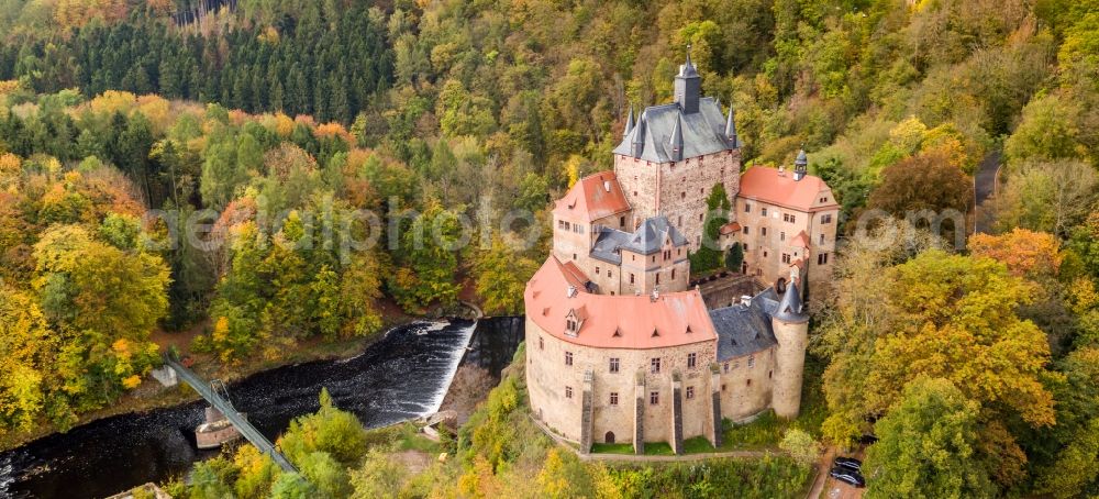Kriebstein from the bird's eye view: Autumnal discolored vegetation view castle of the fortress on Schlossberg in the district Kriebethal in Kriebstein in the state Saxony, Germany