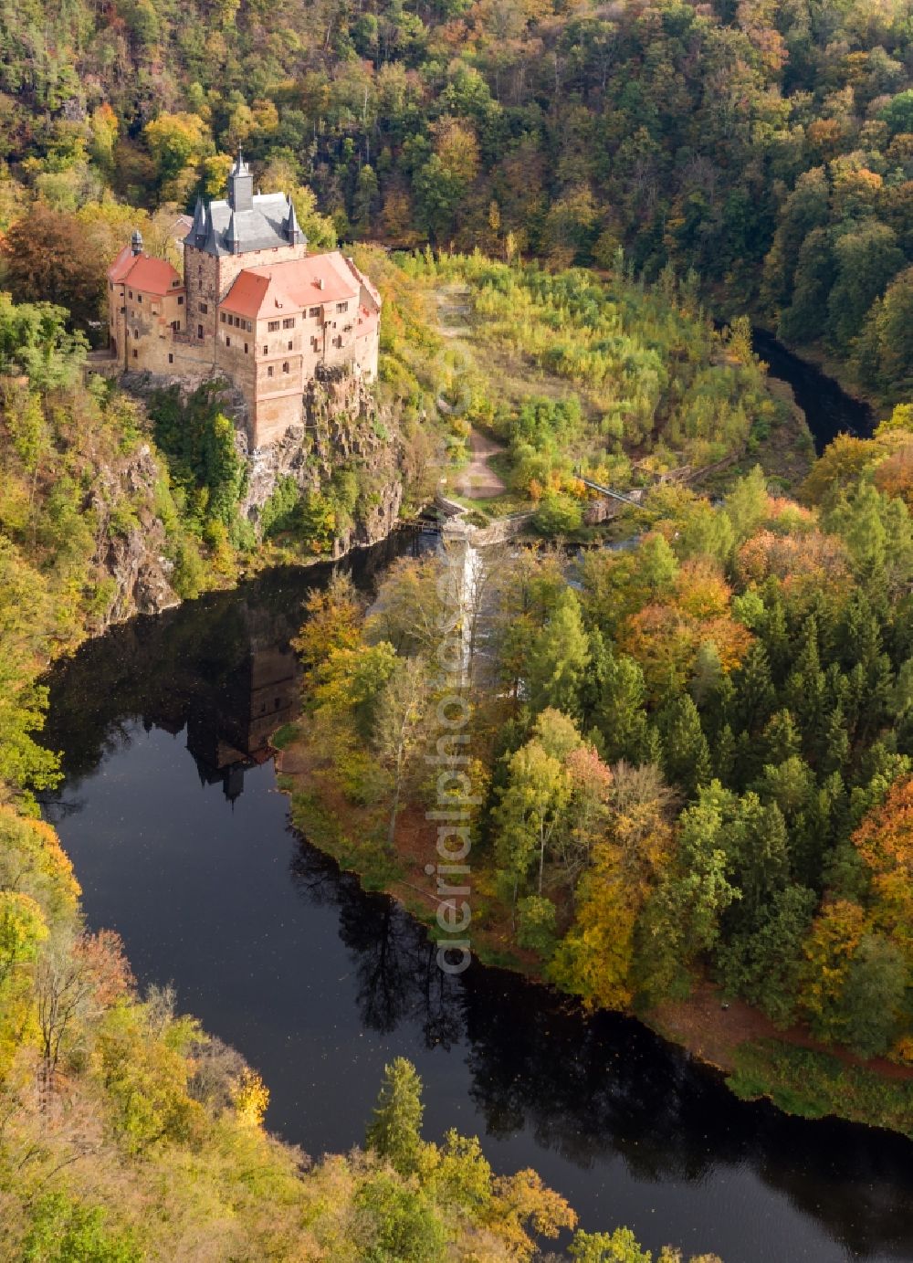 Aerial image Kriebstein - Autumnal discolored vegetation view castle of the fortress on Schlossberg in the district Kriebethal in Kriebstein in the state Saxony, Germany