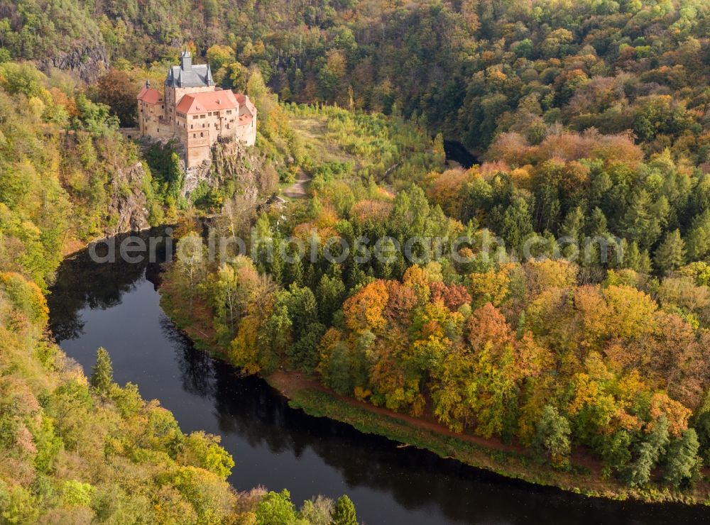 Aerial photograph Kriebstein - Autumnal discolored vegetation view castle of the fortress on Schlossberg in the district Kriebethal in Kriebstein in the state Saxony, Germany