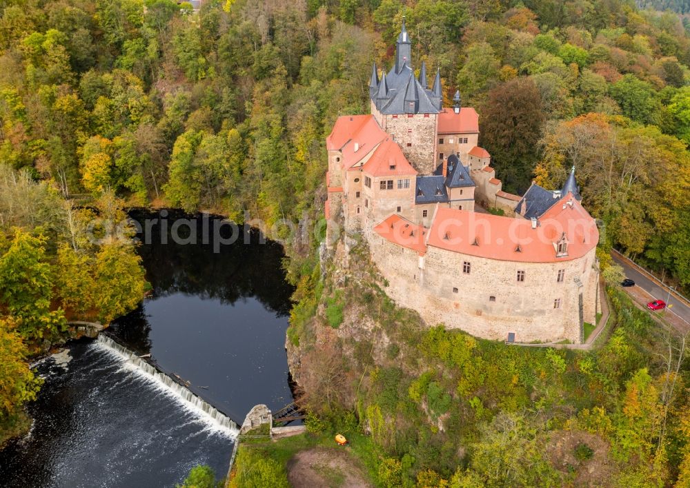 Aerial image Kriebstein - Autumnal discolored vegetation view castle of the fortress on Schlossberg in the district Kriebethal in Kriebstein in the state Saxony, Germany