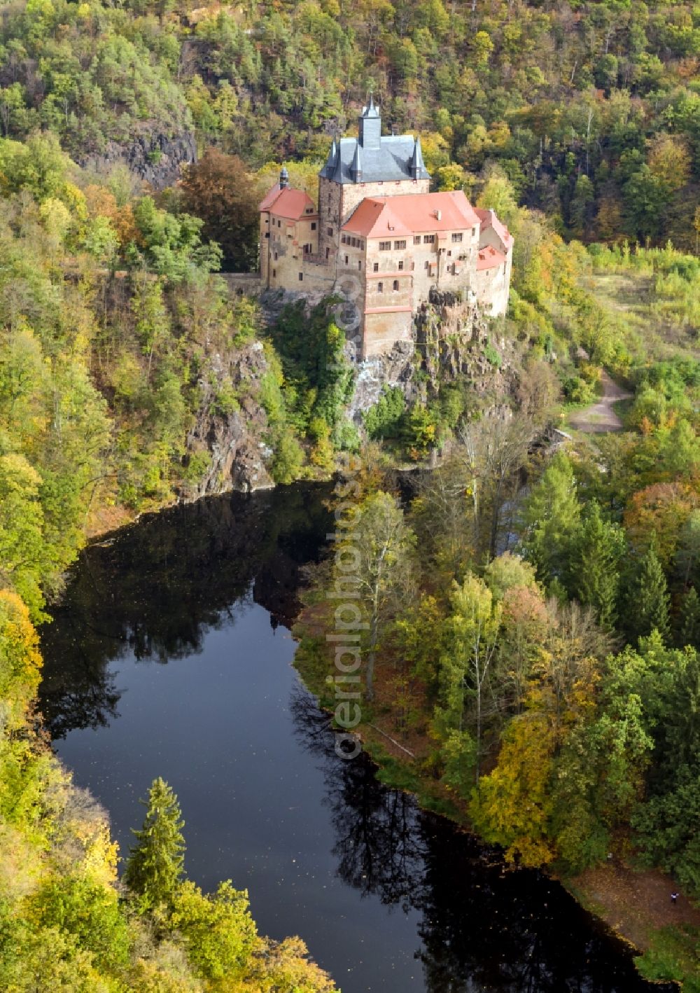 Kriebstein from the bird's eye view: Autumnal discolored vegetation view castle of the fortress on Schlossberg in the district Kriebethal in Kriebstein in the state Saxony, Germany