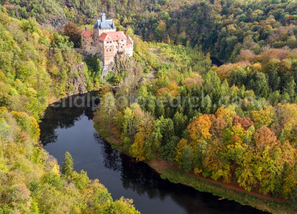Aerial photograph Kriebstein - Autumnal discolored vegetation view castle of the fortress on Schlossberg in the district Kriebethal in Kriebstein in the state Saxony, Germany