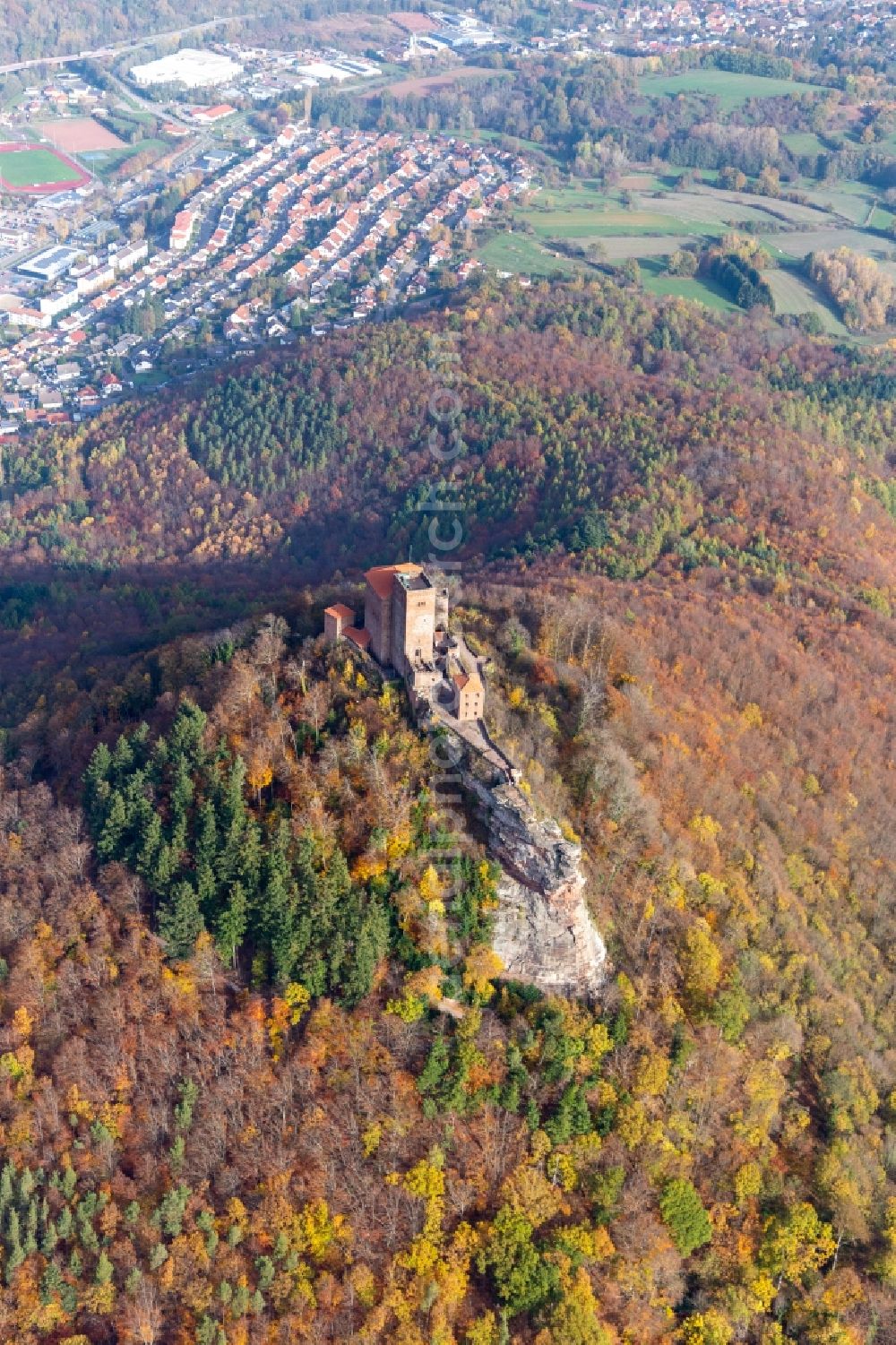 Aerial photograph Annweiler am Trifels - Autumnal discolored vegetation view of the castle of Burg Trifels in Annweiler am Trifels in the state Rhineland-Palatinate