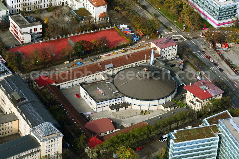 Aerial photograph München - Autumnal discolored vegetation view circus tent domes of the circus - building Kronebau of the Circus Krone GmbH & Co. Betriebs-KG on the Zirkus-Krone-Strasse - Marsstrasse in the district Maxvorstadt in Munich in the state Bavaria, Germany