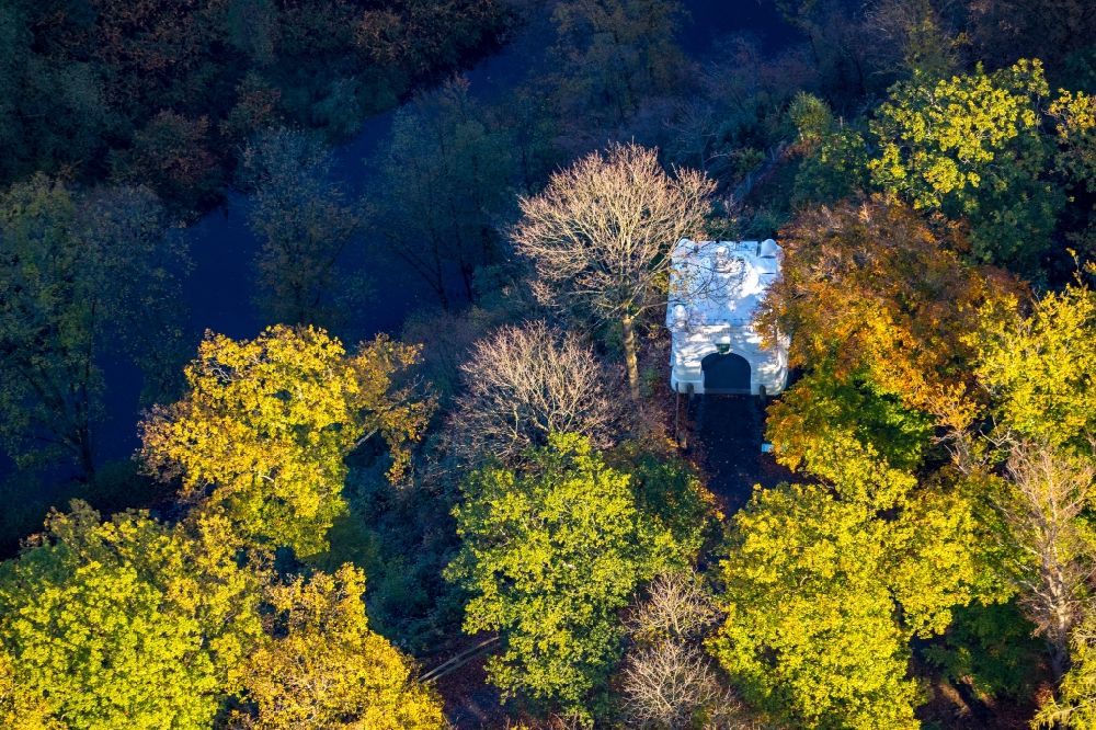 Aerial photograph Arnsberg - Autumnal discolored vegetation view tourist attraction of the monument Ehmsen-Denkmal in Arnsberg in the state North Rhine-Westphalia, Germany