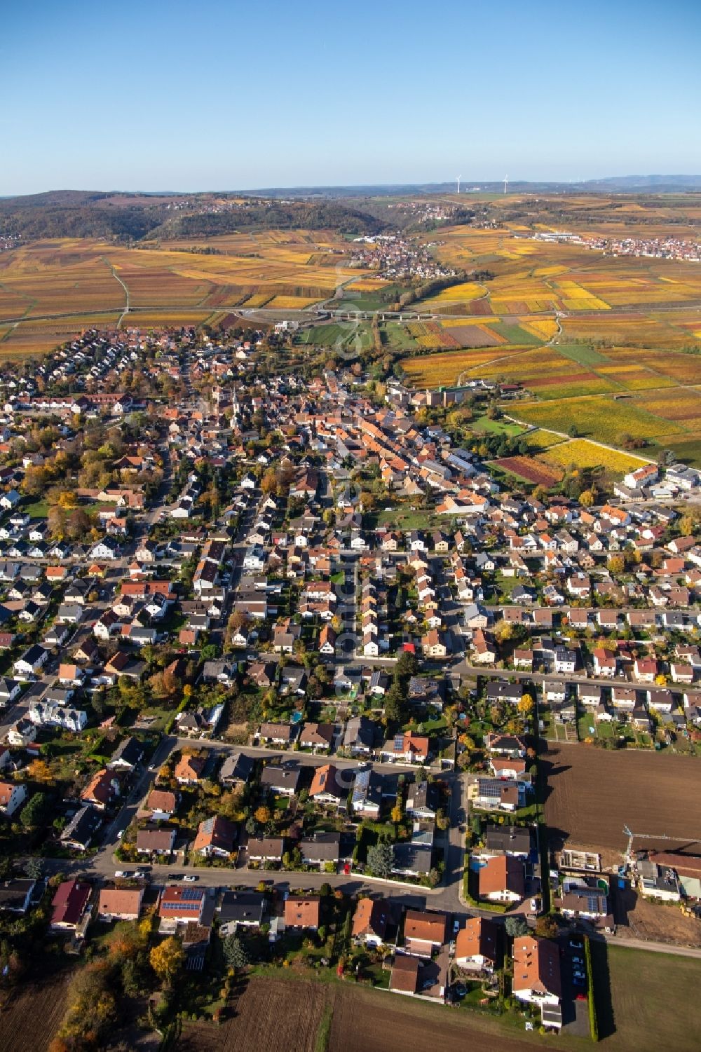 Aerial photograph Kirchheim an der Weinstraße - Autumnal discolored village view in Kirchheim an der Weinstrasse in the state Rhineland-Palatinate, Germany