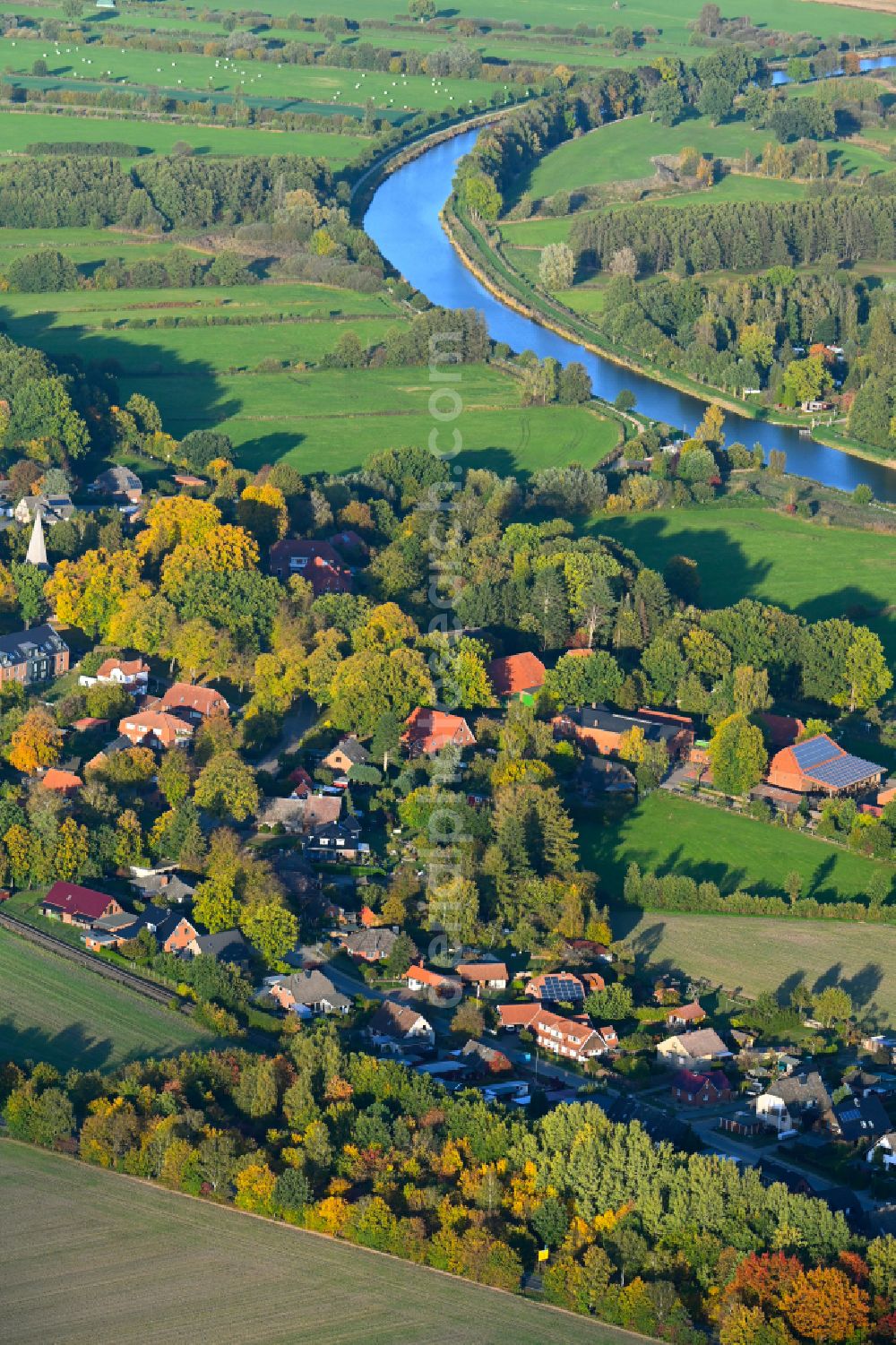 Aerial photograph Siebeneichen - Autumnal discolored vegetation view agricultural land and field boundaries surround the settlement area of the village in Siebeneichen in the state Schleswig-Holstein, Germany