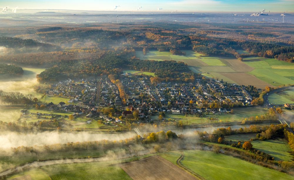Aerial photograph Flaesheim - Autumnal discolored vegetation view high humidity with haze weather conditions on Wesel-Datteln-Kanal in Flaesheim at Ruhrgebiet in the state North Rhine-Westphalia, Germany