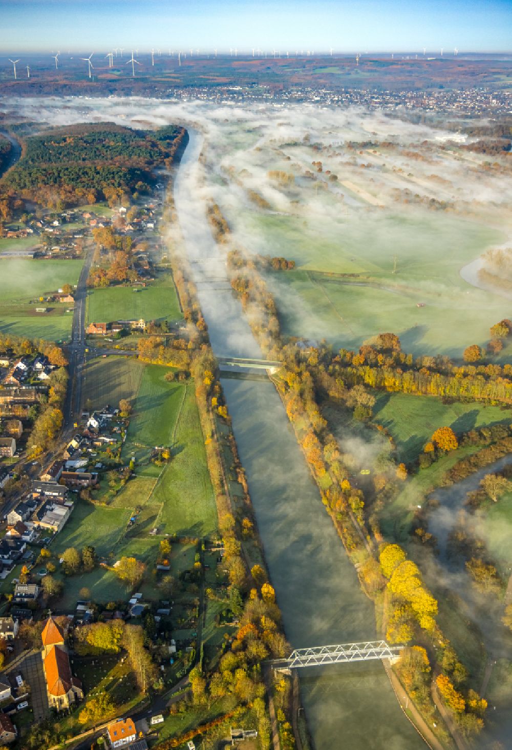 Aerial photograph Flaesheim - Autumnal discolored vegetation view high humidity with haze weather conditions Wesel-Datteln-Kanal on street Schleusenweg in Flaesheim at Ruhrgebiet in the state North Rhine-Westphalia, Germany