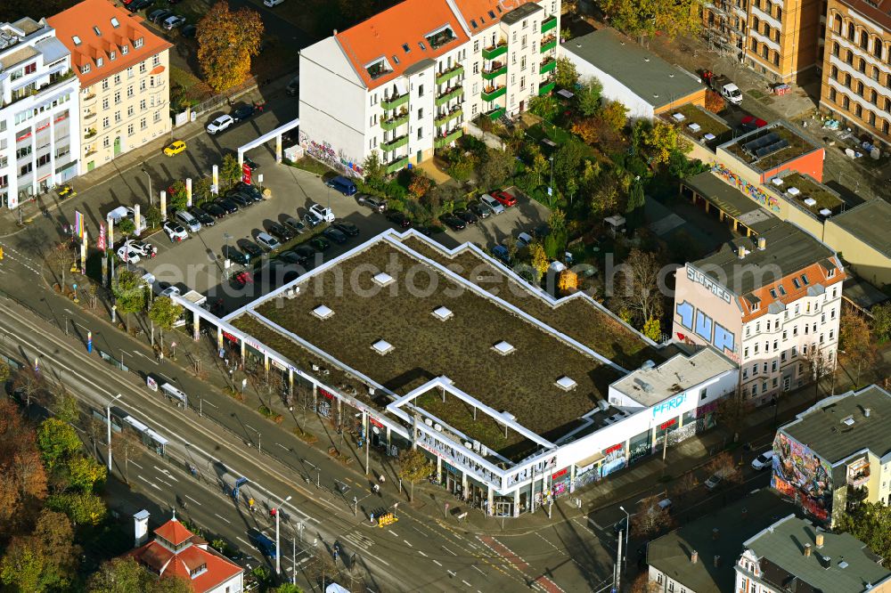 Leipzig from the bird's eye view: Autumnal discolored vegetation view building of the shopping center Connewitzer Kreuz in the district Connewitz in Leipzig in the state Saxony, Germany