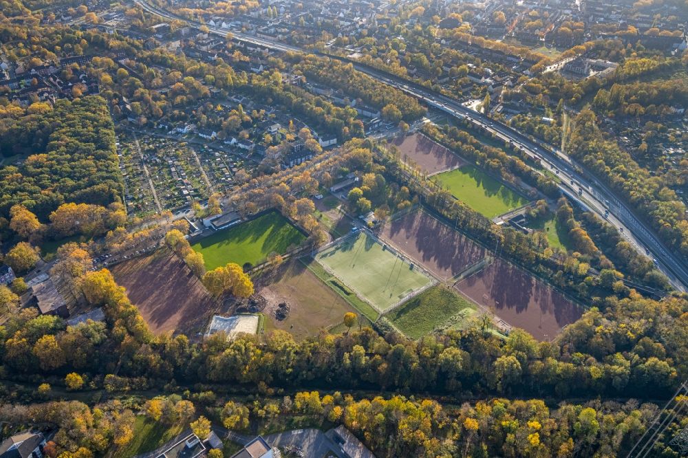 Aerial image Duisburg - Autumnal discolored vegetation view ensemble of sports grounds on Warbruckstrasse in the district Marxloh in Duisburg in the state North Rhine-Westphalia, Germany