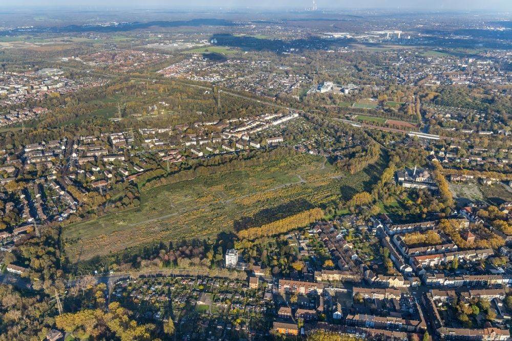 Duisburg from the bird's eye view: Autumnal discolored vegetation view development area and building land fallow with meadow on Goebenstrasse - Weseler Strasse in the district Marxloh in Duisburg in the state North Rhine-Westphalia, Germany