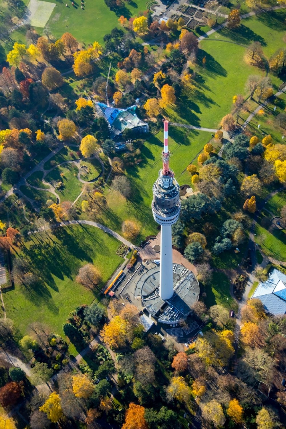 Aerial photograph Dortmund - Autumnal discolored vegetation view television Tower Florian- Turm in the district Ruhrallee Ost on park Westfalenpark in Dortmund in the state North Rhine-Westphalia, Germany