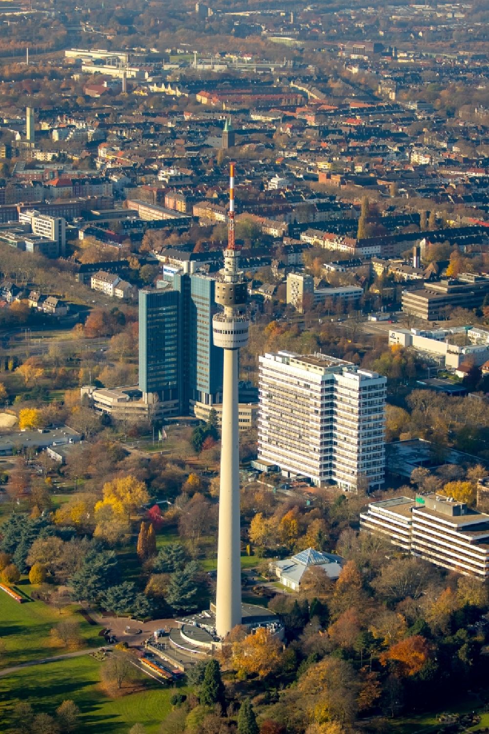 Dortmund from the bird's eye view: Autumnal discolored vegetation view television Tower Florian- Turm in the district Ruhrallee Ost on park Westfalenpark in Dortmund in the state North Rhine-Westphalia, Germany